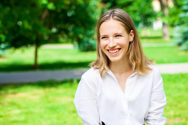 Närbild Porträtt Ung Vacker Brunett Flicka Sommarparken — Stockfoto