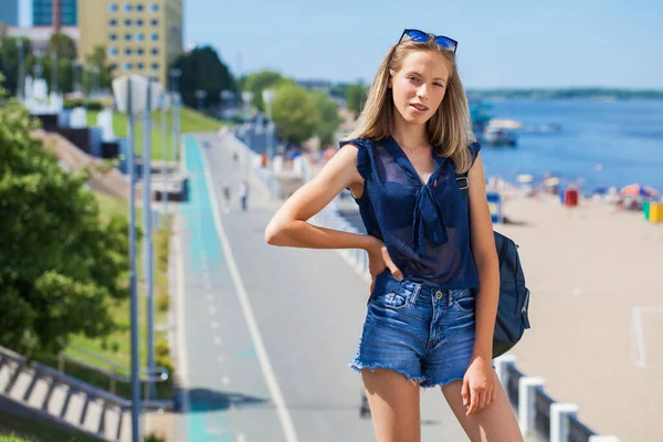 Retrato Cerca Una Joven Hermosa Rubia Parque Verano —  Fotos de Stock