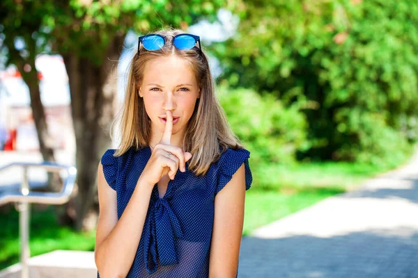 Närbild Porträtt Ung Vacker Blond Kvinna Sommarparken — Stockfoto