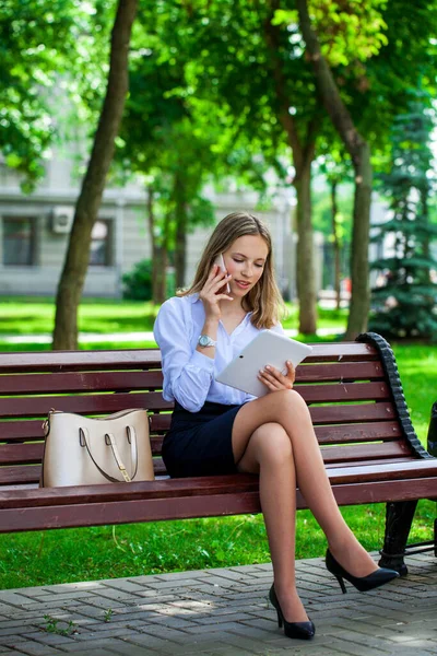 Blond Elegant Successful Business Girl White Shirt Touch Pad Break — Stock Photo, Image