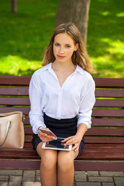 Blond Elegantes Erfolgreiches Businessgirl Weißem Hemd Und Touchpad Während Einer — Stockfoto