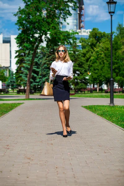 Porträtt Ung Affärskvinna Vit Blus Och Svart Kjol Promenader Sommarpark — Stockfoto