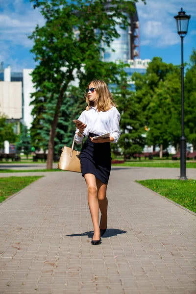 Porträtt Ung Affärskvinna Vit Blus Och Svart Kjol Promenader Sommarpark — Stockfoto