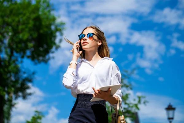 Retrato Joven Asistente Una Blusa Blanca Llamando Calle — Foto de Stock