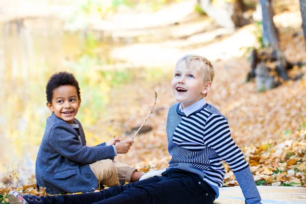 Dois Meninos Posando Parque Outono — Fotografia de Stock