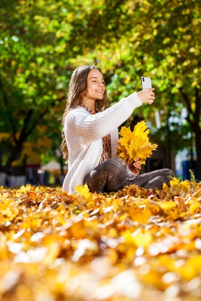 Krásná Dospívající Dívka Pózující Podzimním Parku — Stock fotografie