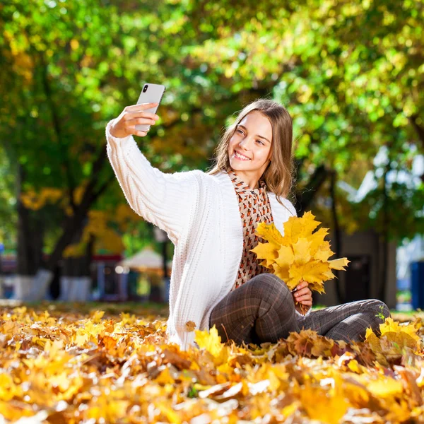 Bella Ragazza Adolescente Posa Nel Parco Autunnale — Foto Stock