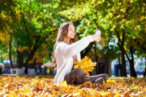 Beautiful Teenage Girl Posing Autumn Park — Stock Photo, Image