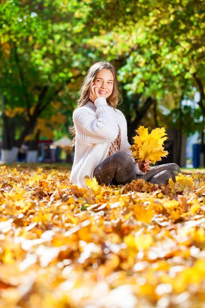 美しいですティーン女の子Posingで秋公園 — ストック写真