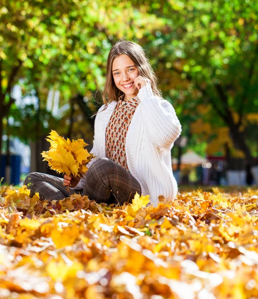 Güz Parkında Poz Veren Güzel Genç Kız — Stok fotoğraf