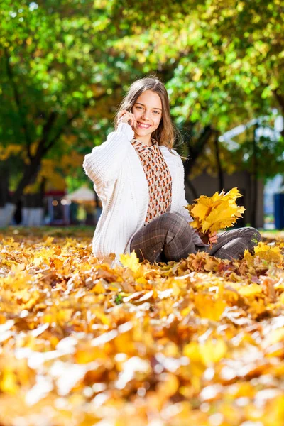 美しいですティーン女の子Posingで秋公園 — ストック写真