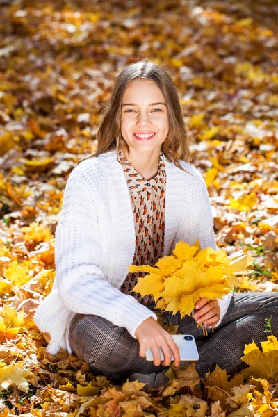 Krásná Dospívající Dívka Pózující Podzimním Parku — Stock fotografie