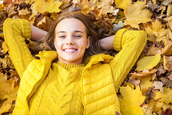 Krásná Dospívající Dívka Pózující Podzimním Parku — Stock fotografie