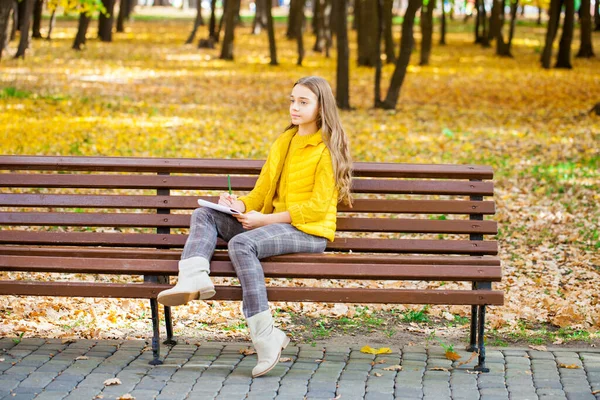 Giovane Bella Ragazza Disegna Con Una Matita Nel Sketchbook Mentre — Foto Stock