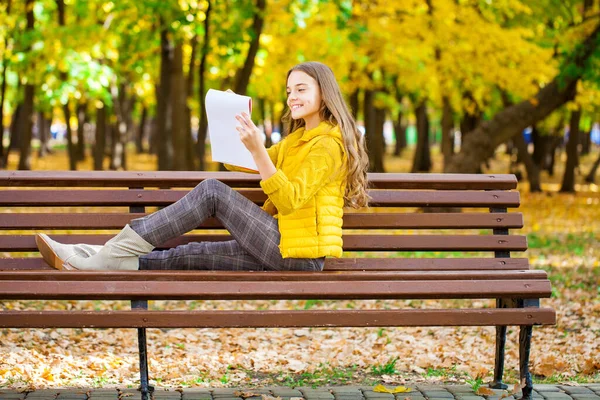 Menina Bonita Nova Desenha Com Lápis Caderno Esboços Enquanto Sentado — Fotografia de Stock