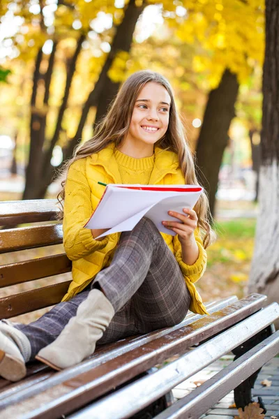 Joven Hermosa Chica Dibuja Con Lápiz Cuaderno Bocetos Mientras Está — Foto de Stock