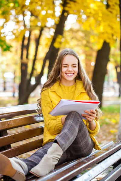 Joven Hermosa Chica Dibuja Con Lápiz Cuaderno Bocetos Mientras Está — Foto de Stock