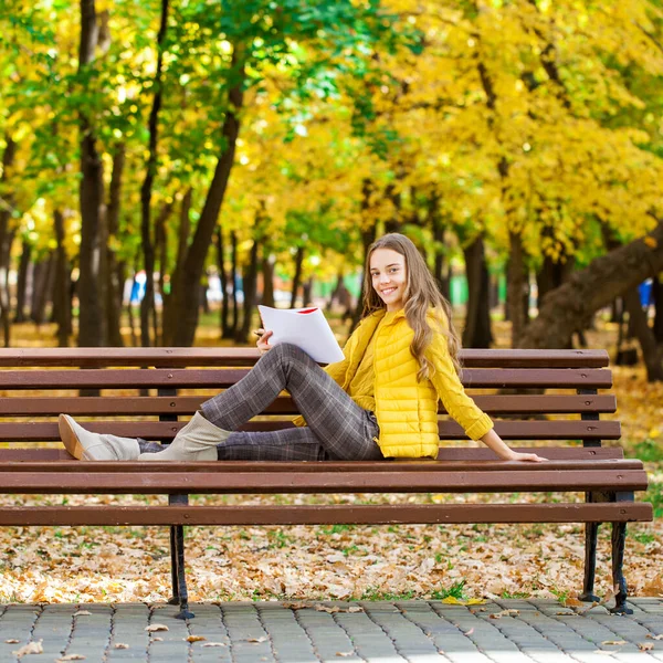 Menina Bonita Nova Desenha Com Lápis Caderno Esboços Enquanto Sentado — Fotografia de Stock