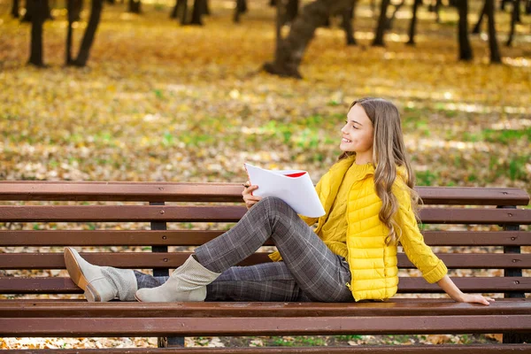 Menina Bonita Nova Desenha Com Lápis Caderno Esboços Enquanto Sentado — Fotografia de Stock