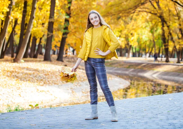 Krásná Dospívající Dívka Pózující Podzimním Parku — Stock fotografie