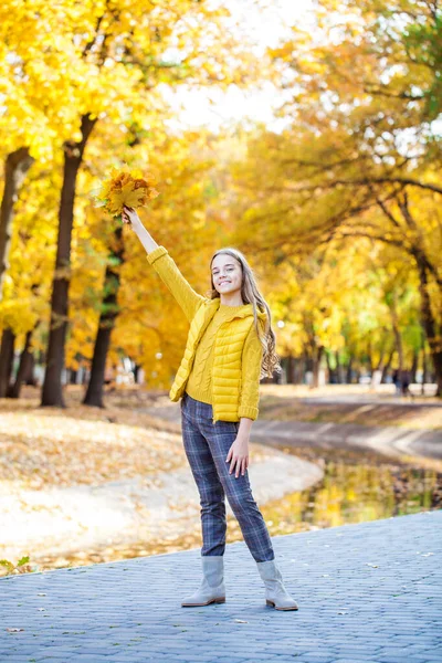 Hermosa Adolescente Posando Parque Otoño —  Fotos de Stock