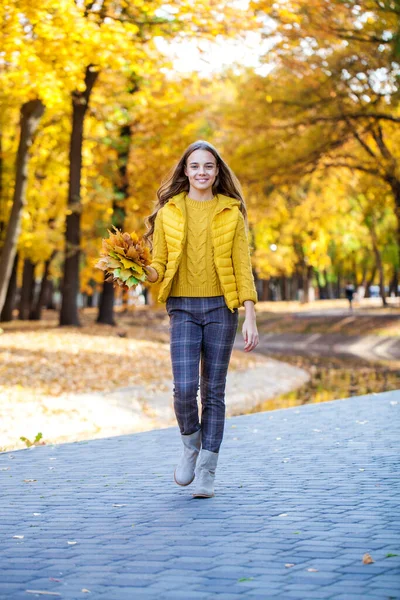 Schöne Teenager Mädchen Posiert Herbst Park — Stockfoto