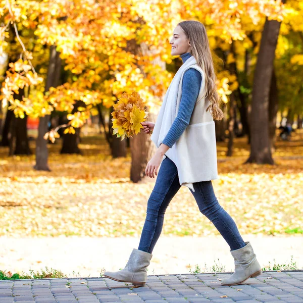 Hermosa Adolescente Posando Parque Otoño — Foto de Stock