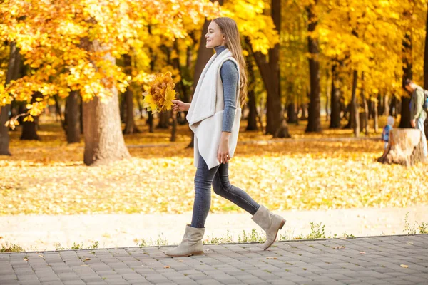 Outdoor Mode Foto Van Jong Mooi Blond Meisje Omgeven Herfst — Stockfoto