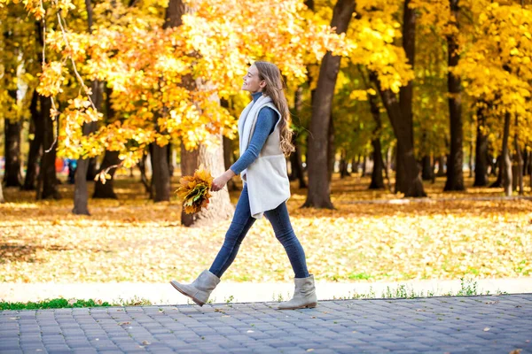 Красивая Девушка Подросток Позирует Осеннем Парке — стоковое фото