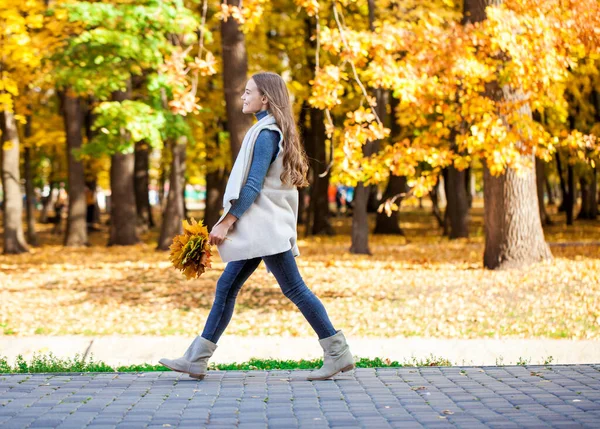 Piękna Nastolatka Pozowanie Jesiennym Parku — Zdjęcie stockowe