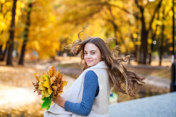 Hermosa Adolescente Posando Parque Otoño —  Fotos de Stock