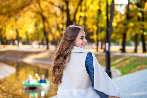 Gyönyörű Tini Lány Pózol Őszi Parkban — Stock Fotó