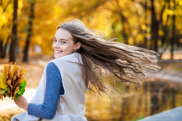 Όμορφη Έφηβη Κοπέλα Ποζάρουν Στο Πάρκο Φθινόπωρο — Φωτογραφία Αρχείου