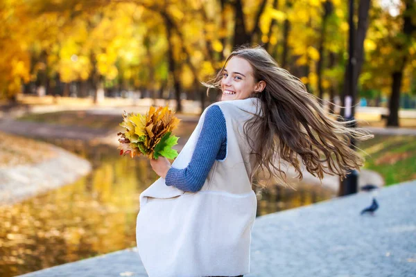 Krásná Dospívající Dívka Pózující Podzimním Parku — Stock fotografie