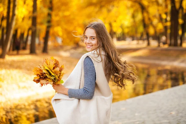 Jovem Menina Bonita Parque Outono — Fotografia de Stock
