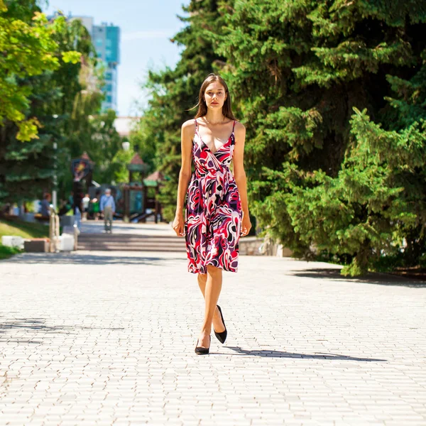 Joven Hermosa Mujer Morena Vestido Verano — Foto de Stock