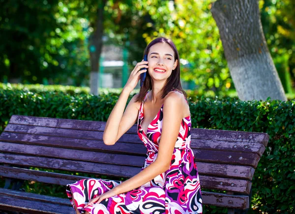 Menina Bonita Nova Chamando Por Telefone Parque Verão — Fotografia de Stock