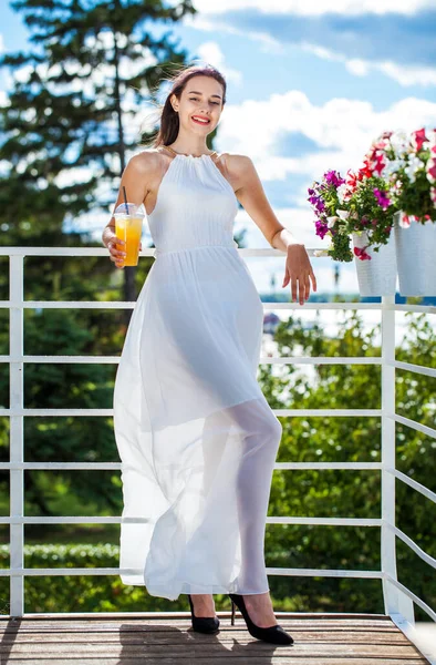 Retrato Uma Jovem Mulher Morena Vestido Branco Longo — Fotografia de Stock