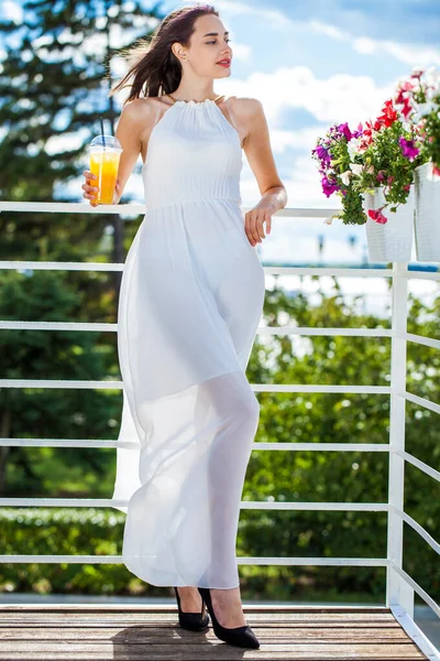 Retrato Uma Jovem Mulher Morena Vestido Branco Longo — Fotografia de Stock