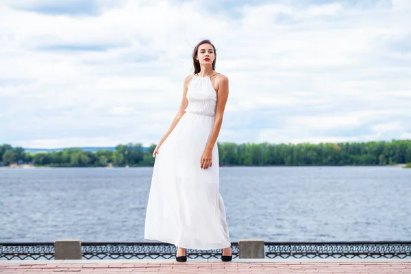 Retrato Corpo Inteiro Uma Jovem Bela Mulher Morena Vestido Branco — Fotografia de Stock