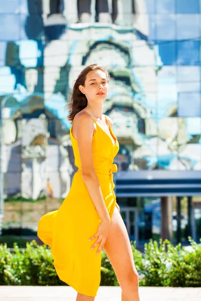 Красивая Брюнетка Позирует Жёлтом Платье — стоковое фото