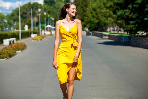 Närbild Porträtt Ung Blond Kvinna Gul Klänning Promenader Sommarparken — Stockfoto