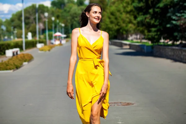 Primer Plano Retrato Una Joven Rubia Vestido Amarillo Caminando Parque —  Fotos de Stock