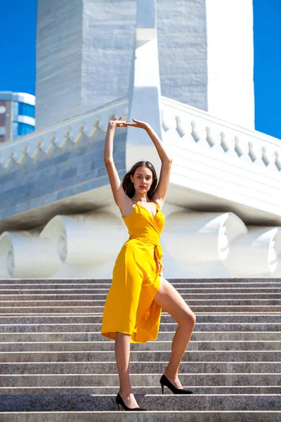 Ganzkörperporträt Einer Jungen Schönen Frau Sommerkleid Die Vor Dem Hintergrund — Stockfoto