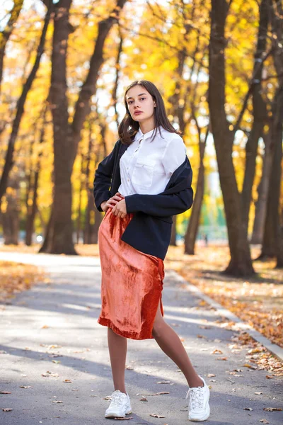 Портрет Молодої Брюнетки Помаранчевій Спідниці Йде Осінньому Парку — стокове фото