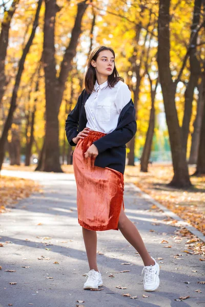Sonbahar Parkında Yürüyen Turuncu Etekli Esmer Bir Kadının Vücut Portresi — Stok fotoğraf