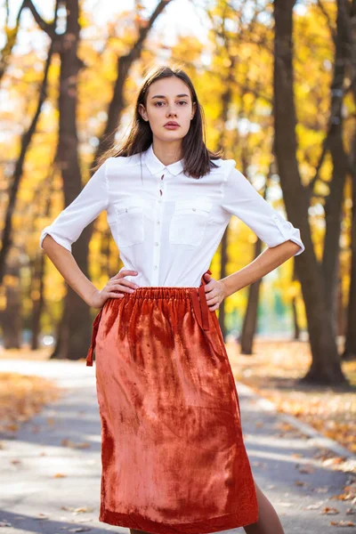 Close Portret Młodej Pięknej Brunetki Jesiennym Parku — Zdjęcie stockowe