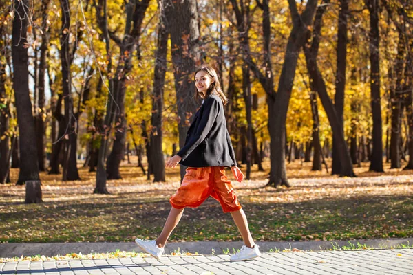 Retrato Cuerpo Completo Una Joven Morena Falda Naranja Caminando Parque —  Fotos de Stock