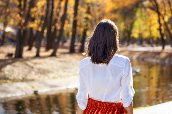 Brunette Haar Model Terug Uitzicht Jonge Vrouw Herfst Park Buiten — Stockfoto