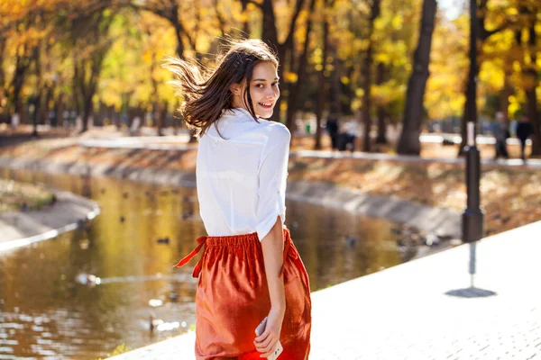 Ritratto Ravvicinato Una Giovane Bella Donna Bruna Nel Parco Autunnale — Foto Stock